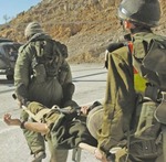 מחלצים בדרך למסוק