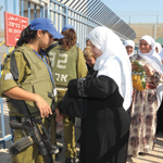חיילות מגדוד ארז במחסום במזרח ירושלים